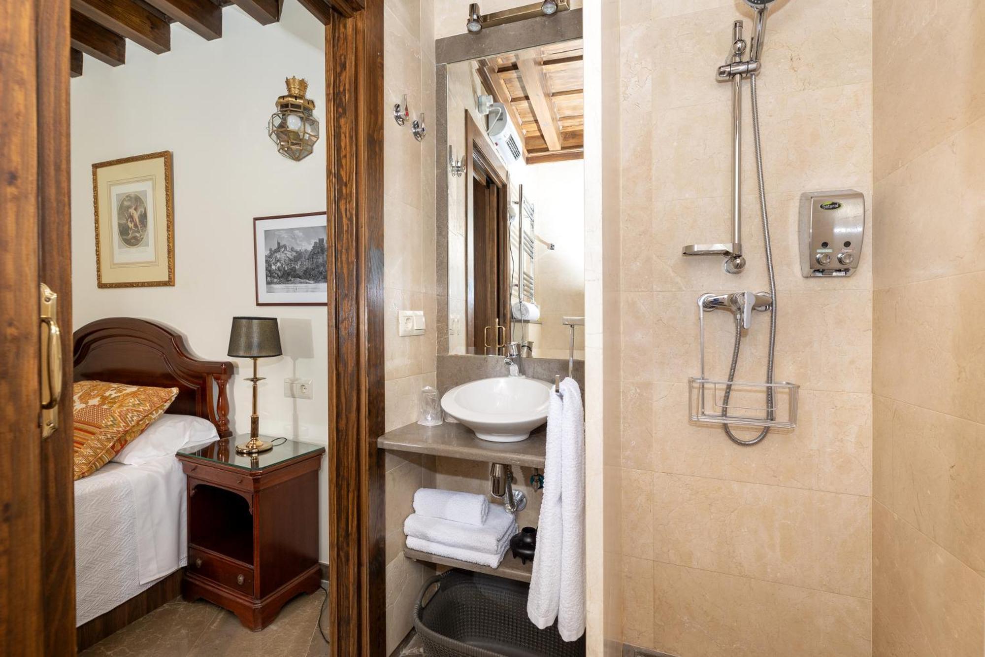Apartamentos En Pleno Centro, Aljibe Rodrigo Del Campo 1A Granada Luaran gambar