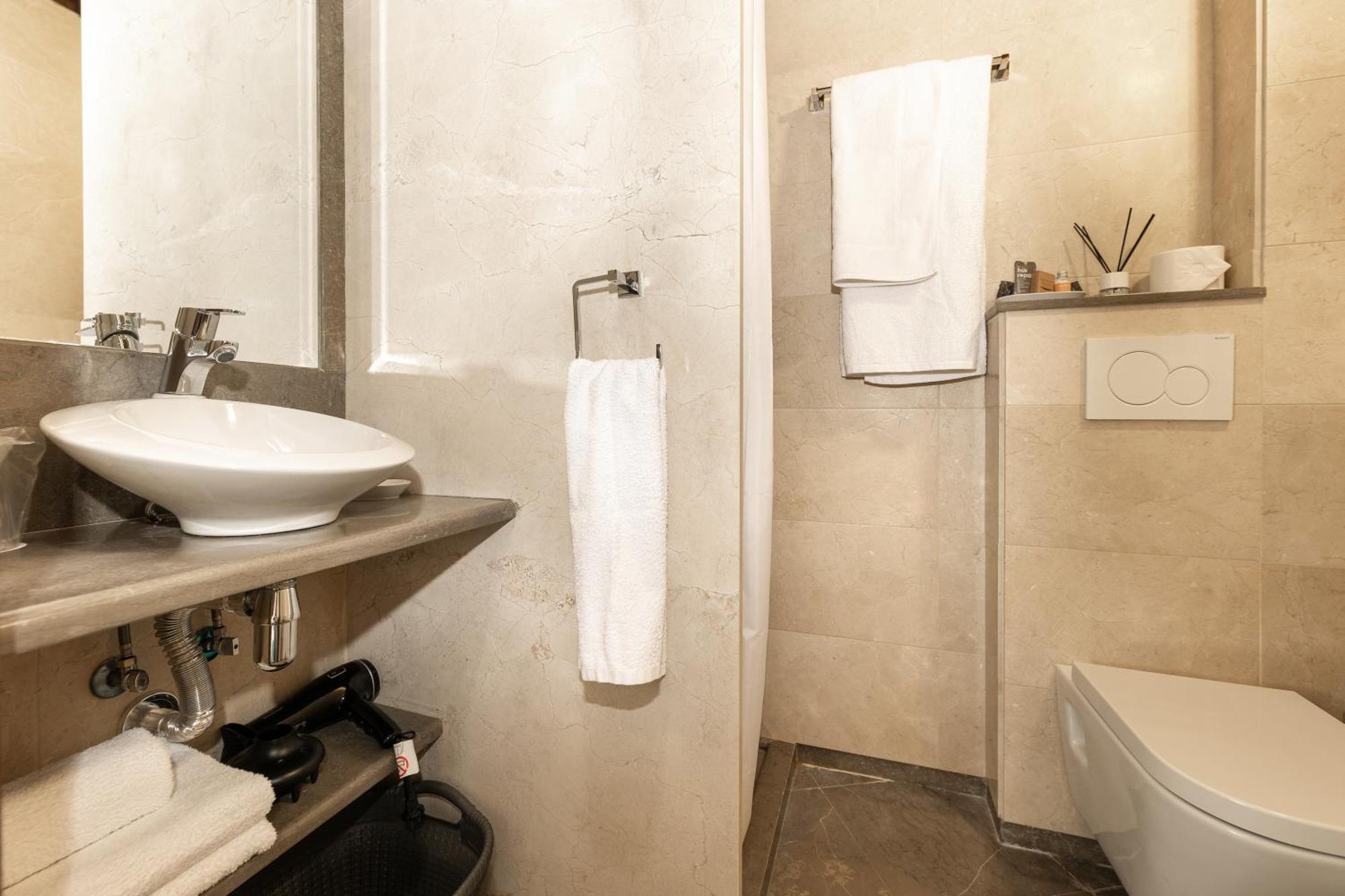Apartamentos En Pleno Centro, Aljibe Rodrigo Del Campo 1A Granada Luaran gambar
